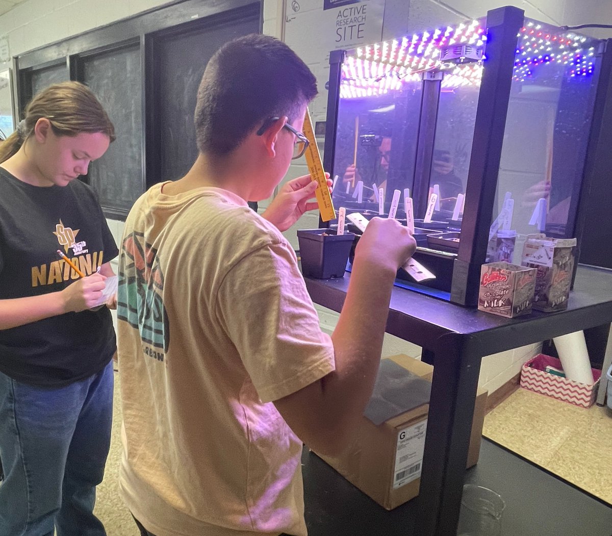 MsGScienceSeeds's tweet photo. Week 1 is in the books! Today they measured height, width and depth, thinned the pots, and made averages! 🌱😊🐾🧡🖤
@GrowBeyondEarth @getMARSfarm @NASAKennedy @FairchildGarden @berkel https://t.co/oSgZP8veb7
