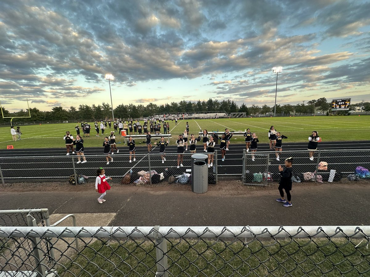 MsBoltTweets's tweet photo. First game for our cheerleaders ! Very proud of them ! @MpMiddle https://t.co/aJQjTgkiD9