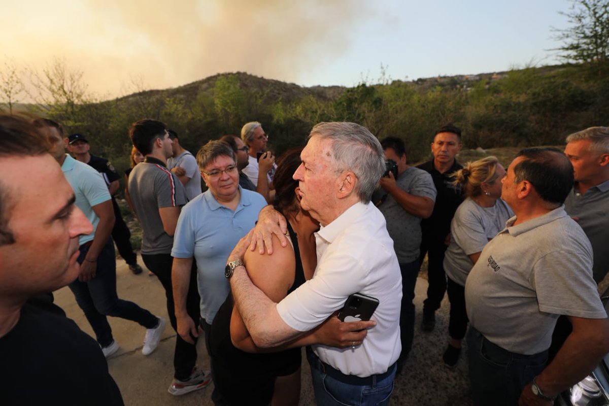 El gobernador <a href="/JSchiaretti/">Juan Schiaretti</a> recorrió la zona de Los 400 en #VillaCarlosPaz, donde 960 bomberos despliegan una intensa actividad, apoyados con 8 aviones hidrantes y 2 helicópteros, para combatir el avance de las llamas en la zona de los #incendios.