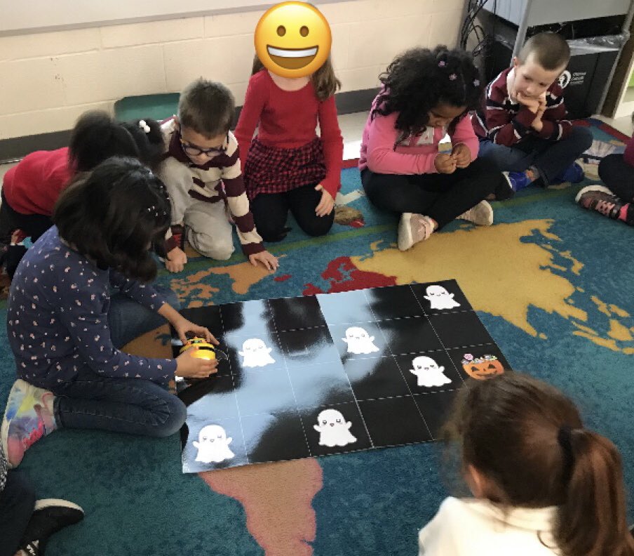 PCameronOCSB's tweet image. Beware of the ghosts! 👻 Today we tried coding our Bat-Bot 🦇 to the bowl of Halloween treats. 🎃🍫🍬 #ocsbCodes