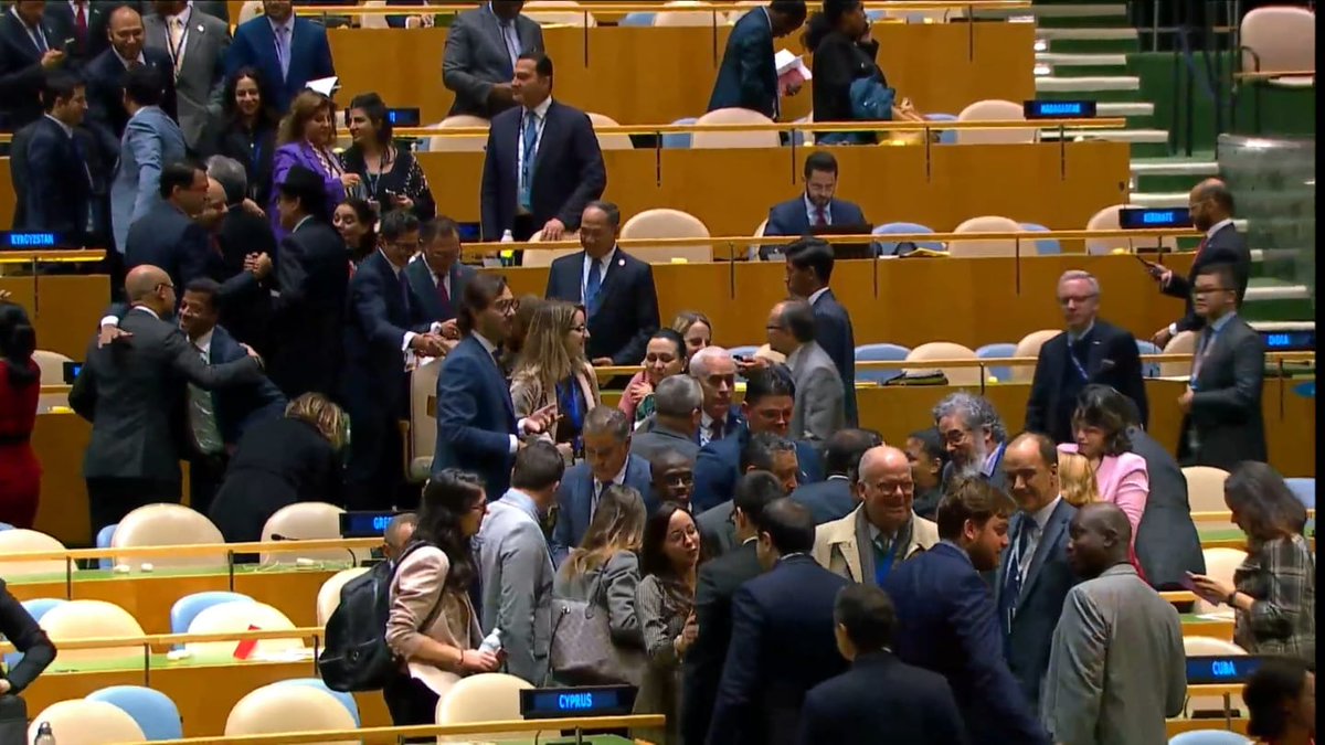 RodoBenitezV's tweet photo. ESTO NO LO VAN A PUBLICAR LOS BLOGUEROS DE LA FLORIDA. ASI ESTABA HOY LA COLA DE PAISES PARA FELICITAR A CUBA POR SU CONTUNDENTE VICTORIA EN ONU  EN LAS ELECCIONES AL CONSEJO DERECHOS HUMANOS. 
#CubanosConDerechos https://t.co/Ph3DolwjpZ