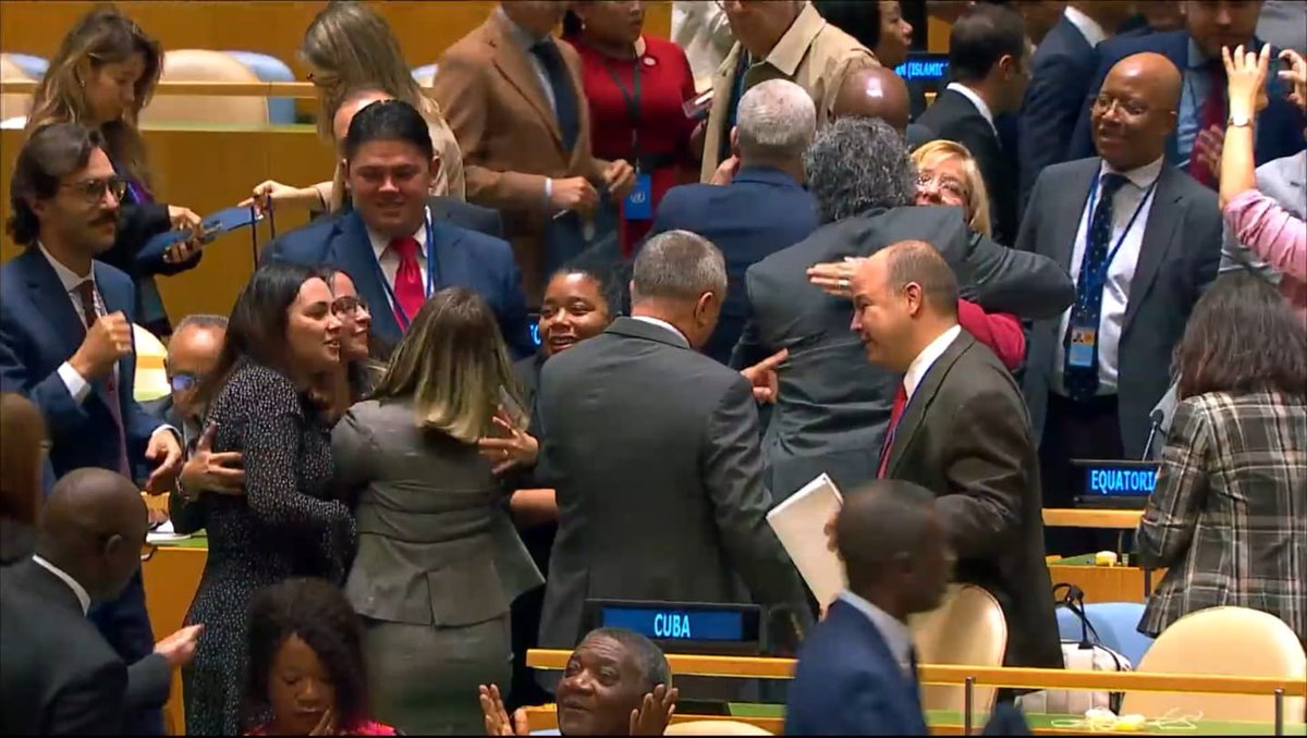 RodoBenitezV's tweet photo. ESTO NO LO VAN A PUBLICAR LOS BLOGUEROS DE LA FLORIDA. ASI ESTABA HOY LA COLA DE PAISES PARA FELICITAR A CUBA POR SU CONTUNDENTE VICTORIA EN ONU  EN LAS ELECCIONES AL CONSEJO DERECHOS HUMANOS. 
#CubanosConDerechos https://t.co/Ph3DolwjpZ