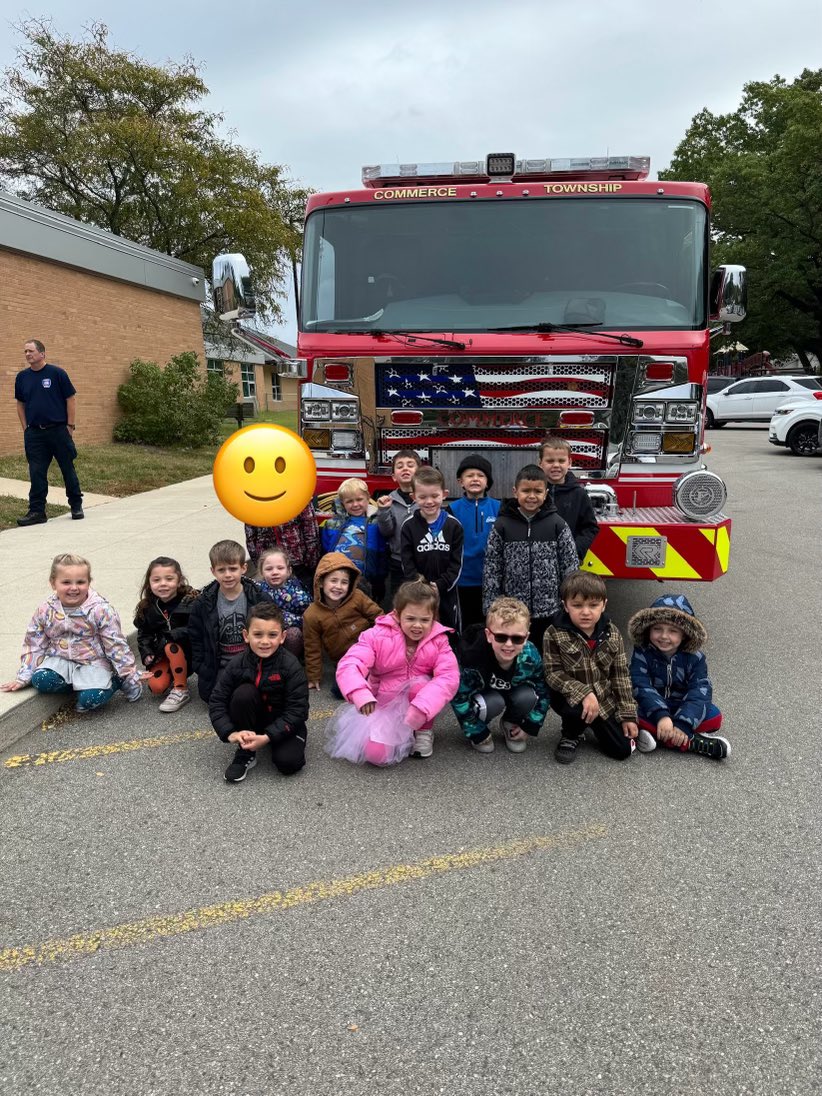 deleeuwc's tweet image. Thank you Commerce Township Fire Department for teaching our Kindergarten and Junior Kindergarten all about fire safety. @WalledLkSchools @GlengaryElem