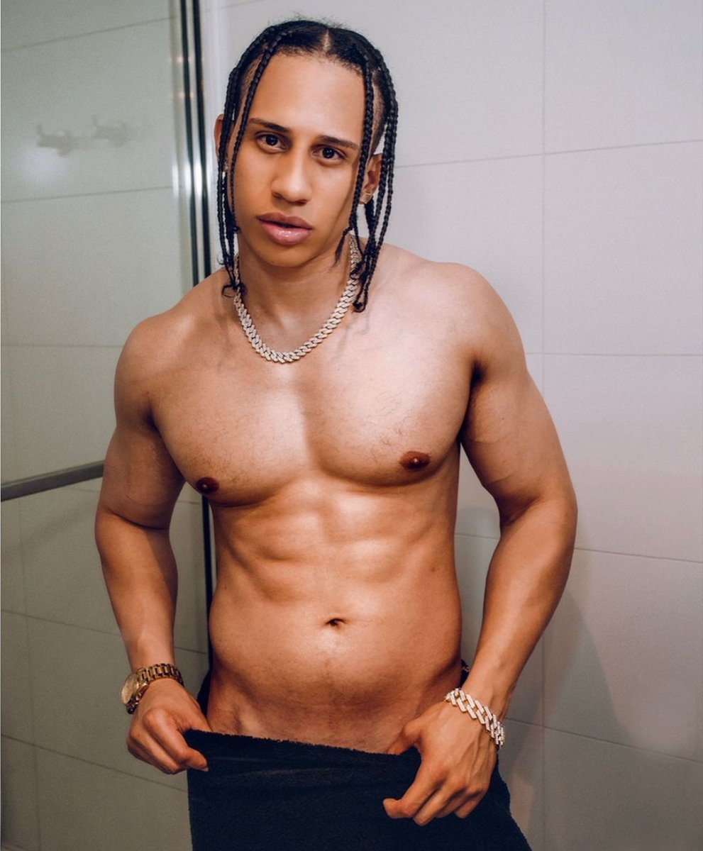 c4puch4chilenx's tweet photo. Cuant@s con ganas de ver cómo la tiene 🍆 Uriel? 

Si esto tiene varios 💜 y rt puede que subamos algo 🔥 https://t.co/rkxWiI9VnG