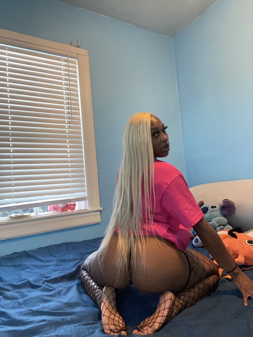 Toes white , pussy tight, I&rsquo;m all these niggas type https://t.co/uGNw0k2OTO<a href="/tag/arebrandiscoming"class="tags"><span>#arebrandiscoming</span></a>