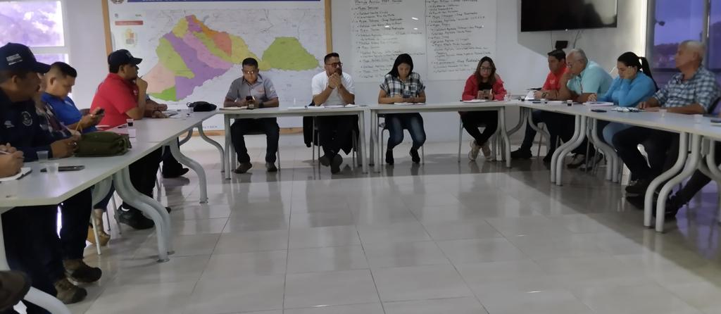 Reunión ordinaria en el 1x10 del Buen Gobierno, los responsables institucionales, atentos y activos para generar bienestar al pueblo, bajo las orientaciones del presidente Nicolás Maduro y Mtro Jorge Arreaza enlace político territorial de nuestro Estado.
#JuventudPatriotica