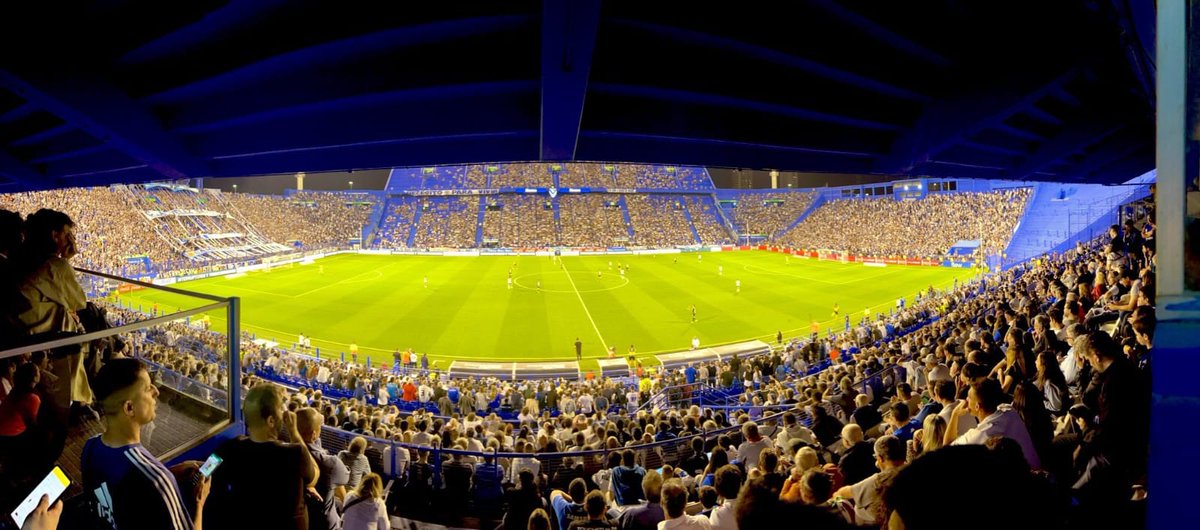 Más de 35 mil hinchas metió #Vélez un lunes y peleando el descenso. Grandioso lo de la gente.