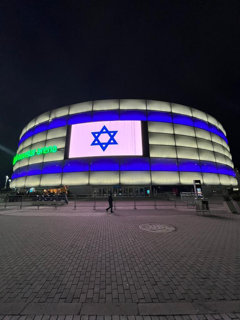 Bogota se solidariza con Israel. El @MovistarArenaCo enciende los colores y la 🇮🇱