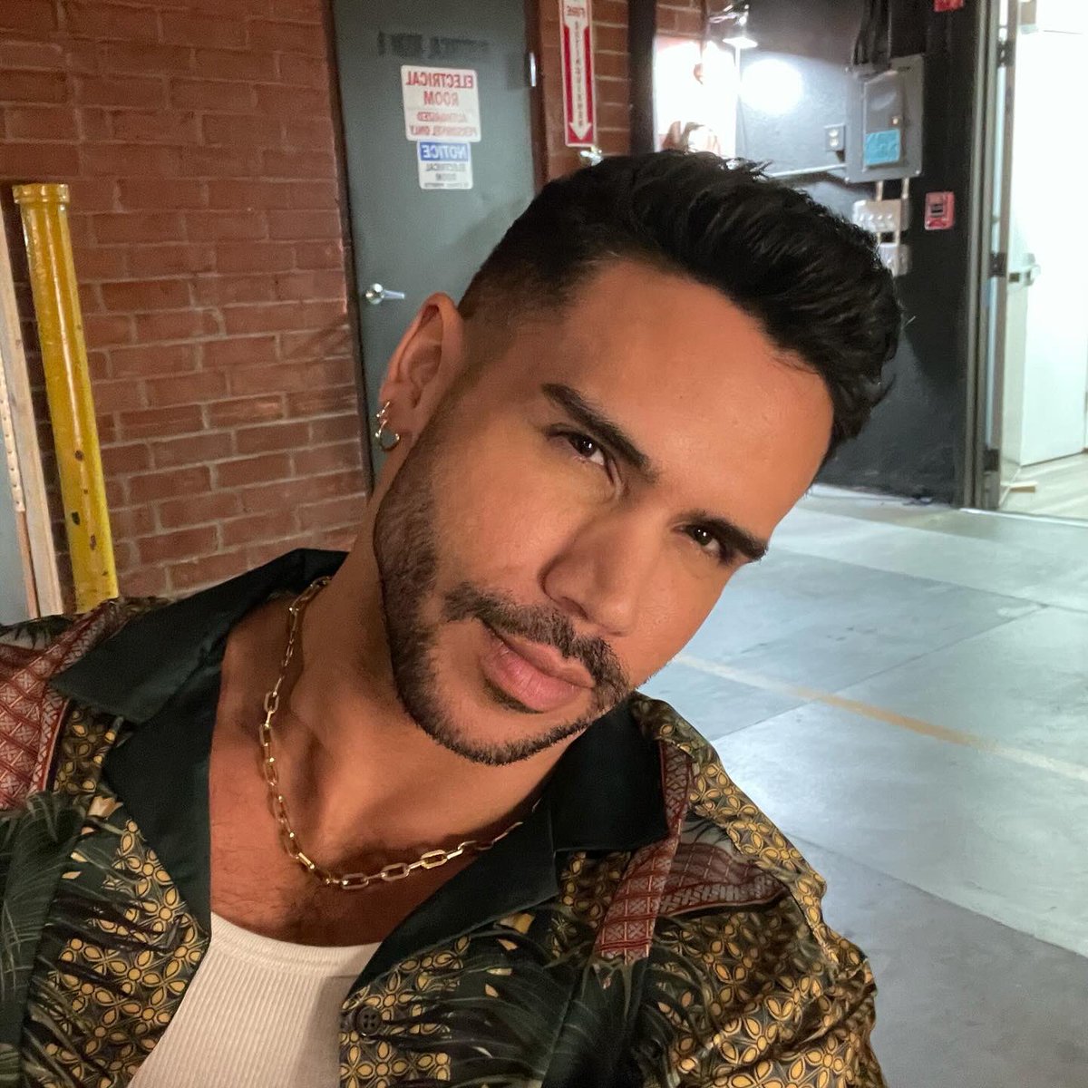 WillieGomez's tweet image. Tune in to #TheVoice TONIGHT! Will I get a chair turn? Tune in to find out at 8/7c only on @nbc and streaming on @peacock!