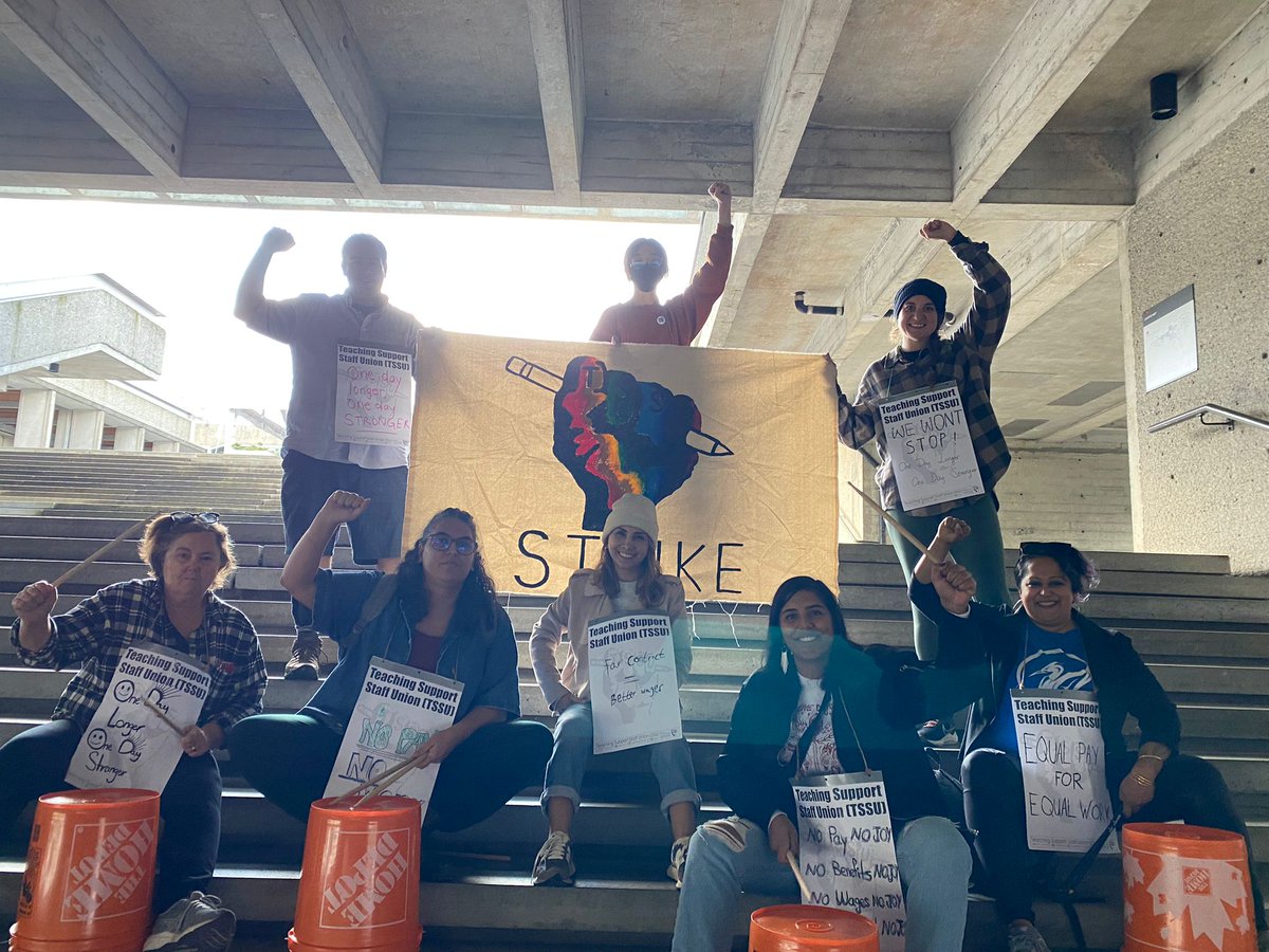Burnaby Teacher's Association in solidarity with TSSU! Teaching workers united against ballooning class sizes in Burnaby ✊🏾✊🏻✊🏼
<a href="/BurnabyTeachers/">BurnabyTeachers'Association</a>