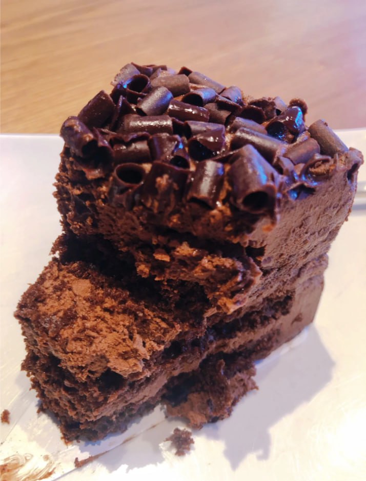 mylittlegeneral's tweet photo. The early bird catches the worm, a piece of R&amp;F white☕️➕a piece of dark chocolate cake🍰Replace the R&amp;F white with skimmed milk, the calories are not high, https://t.co/ytwqWjozg5