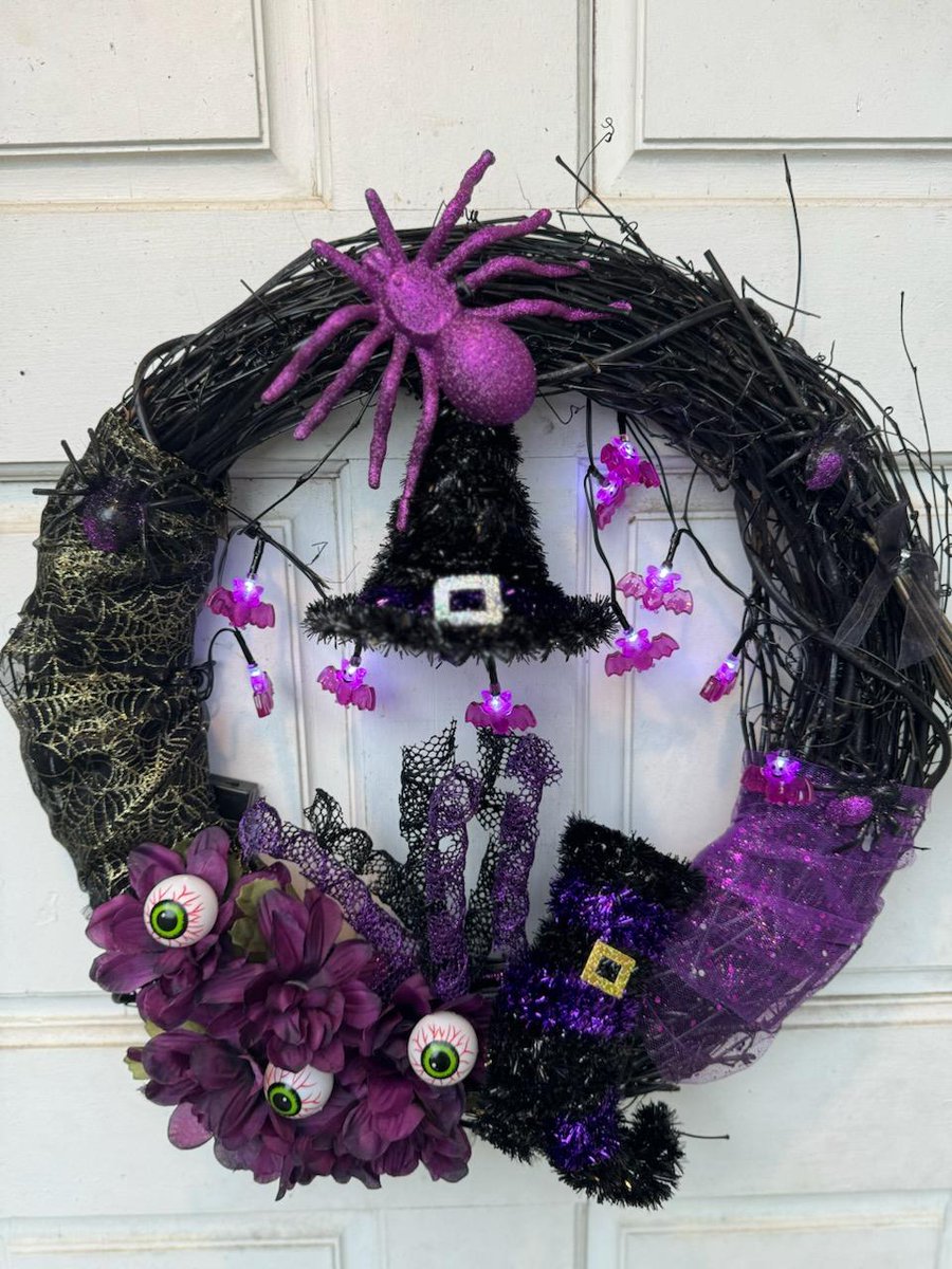 shannonc30's tweet photo. @AmberCook34 mom and daughter Halloween wreaths! https://t.co/jbR6ZlApbc