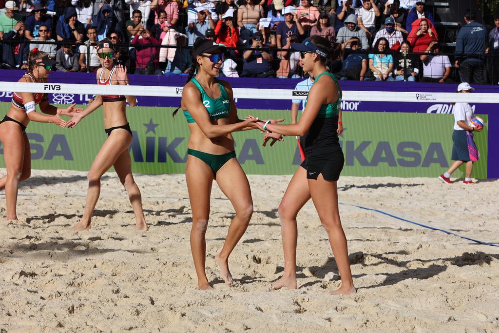 conadeoficial's tweet photo. ¡𝗚𝘂𝗲𝗿𝗿𝗲𝗿𝗮𝘀 𝗮𝘇𝘁𝗲𝗰𝗮𝘀! 🫡🇲🇽

En un frenético y emotivo duelo que encendió la Cancha MAT, Abril Flores y Atenas Gutiérrez, caen 1-2 contra las hermanas austriacas Klinger 🇦🇹; se despiden del @MexBeachVolley #Tlaxcala2023 🏐 en la ronda de repechaje. https://t.co/gMxOo3F7go