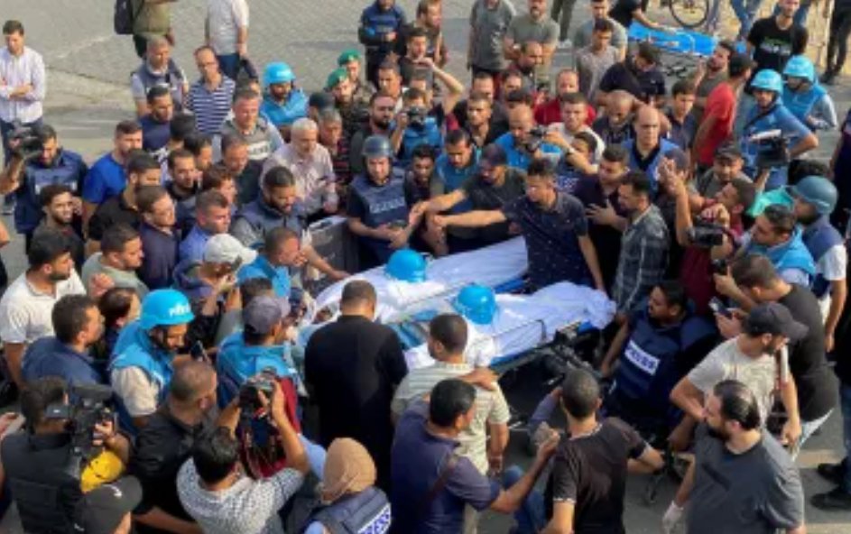 marcosaa_alves's tweet photo. Ataques já mataram oito jornalistas palestinos em Gaza. Quatros jornalistas morreram nesta terça-feira (10) devido aos bombardeios israelenses na cidade de Gaza. Segundo o Sindicato Palestino de Imprensa, oito jornalistas palestinos já morreram desde o último sábado (7) https://t.co/uDpBE9oRVs