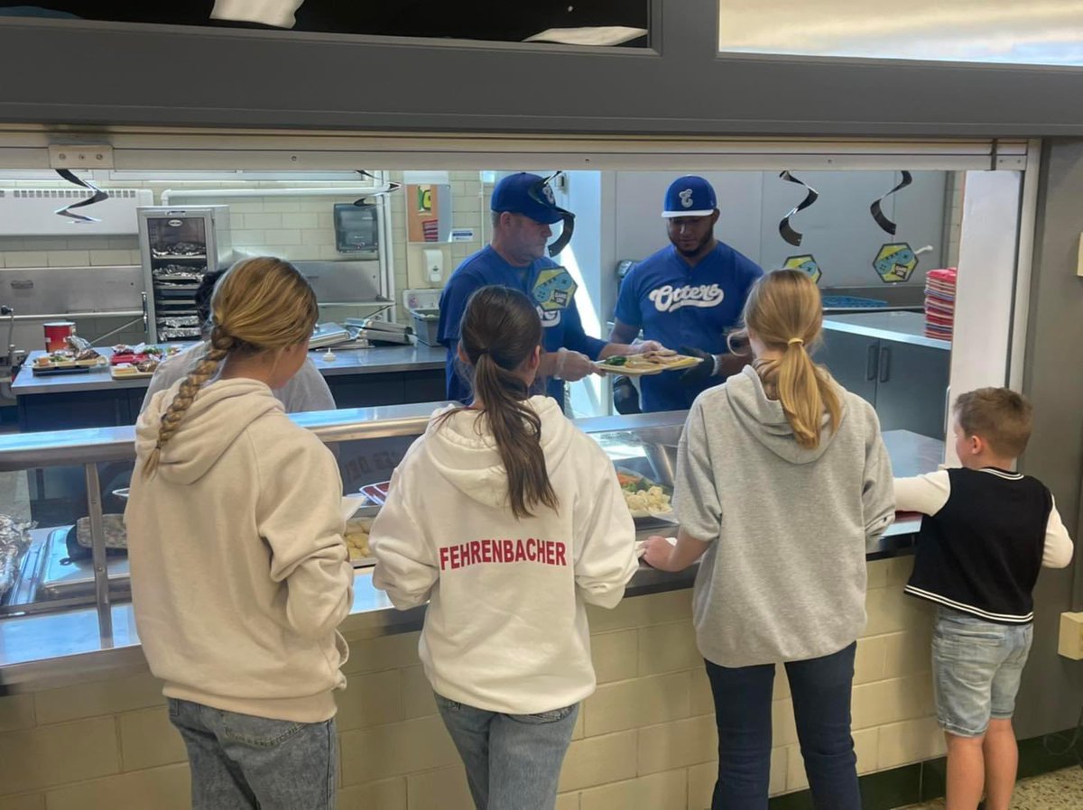 StJoeBobcats's tweet photo. We had so much fun kicking off National School Lunch Week today with our special guest servers - The Evansville Otters! We also had a surprise visit from Travis Kelce and Taylor Swift! It is so much fun being a bobcat!!  🥦 🐾 https://t.co/dy29iVBrtp