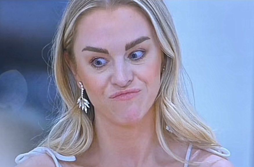 Anonymoooh's tweet photo. Stacy saying “is your face ok??” to Johnie while she’s out there looking like angry bird #LoveIsBlind #loveisblinds5 https://t.co/u3huFCG1H5