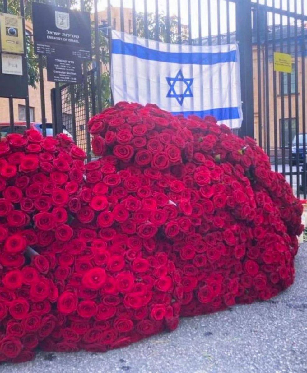 HananyaNaftali's tweet photo. 🇸🇪🇮🇱 Beautiful. A man placed 900 red roses near the Israeli embassy in Stockholm to commemorate the 900 Israelis who were tragically killed.

#israel #sweden #gaza https://t.co/PdjH7eJxiy