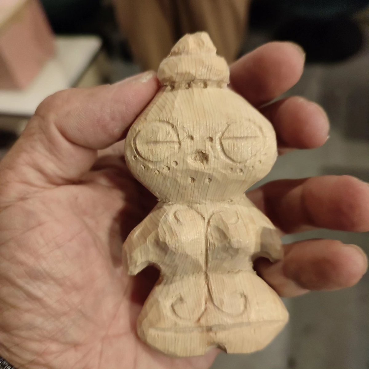 manoasu's tweet photo. 10/11東京谷中コーツトカフェでの彫刻ワークショップ。今年もShanti Riotの天然石アクセサリー展示中の企画で呼んでいただけました。12:30-16:30まで、見学だけでもどうぞ #仏師がおしえる彫刻教室 写真は去年の参加者の方の彫った木彫土偶？ https://t.co/V06usesR9t