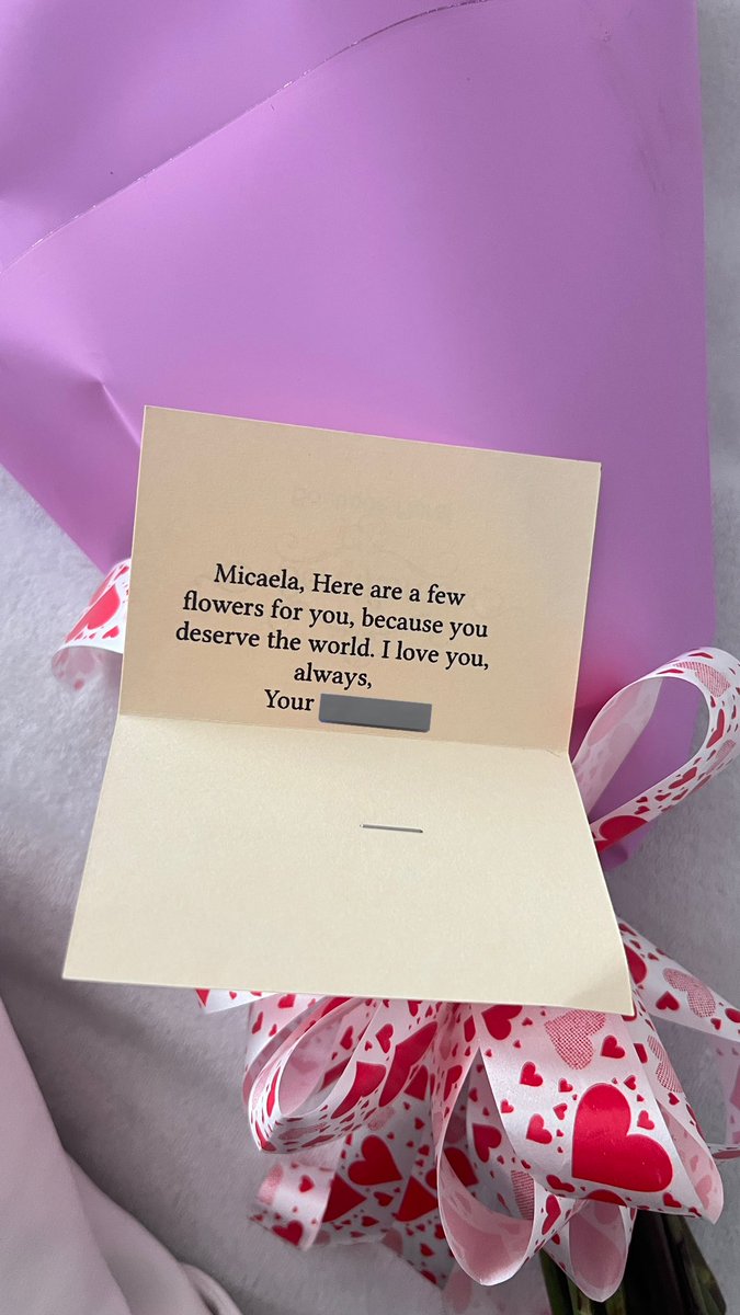 micaelazapata_'s tweet image. He tenido unos bajones emocionales re fuertes estas últimas semanas y hoy Prince Edward me envió estás flores😭 no tengo idea cómo pudo coordinar desde el otro lado del mundo pero definitivamente el que quiere puede!🫶🏻

Psdt: si estas viendo esto ándate a Megamaxi, paga $5 para…