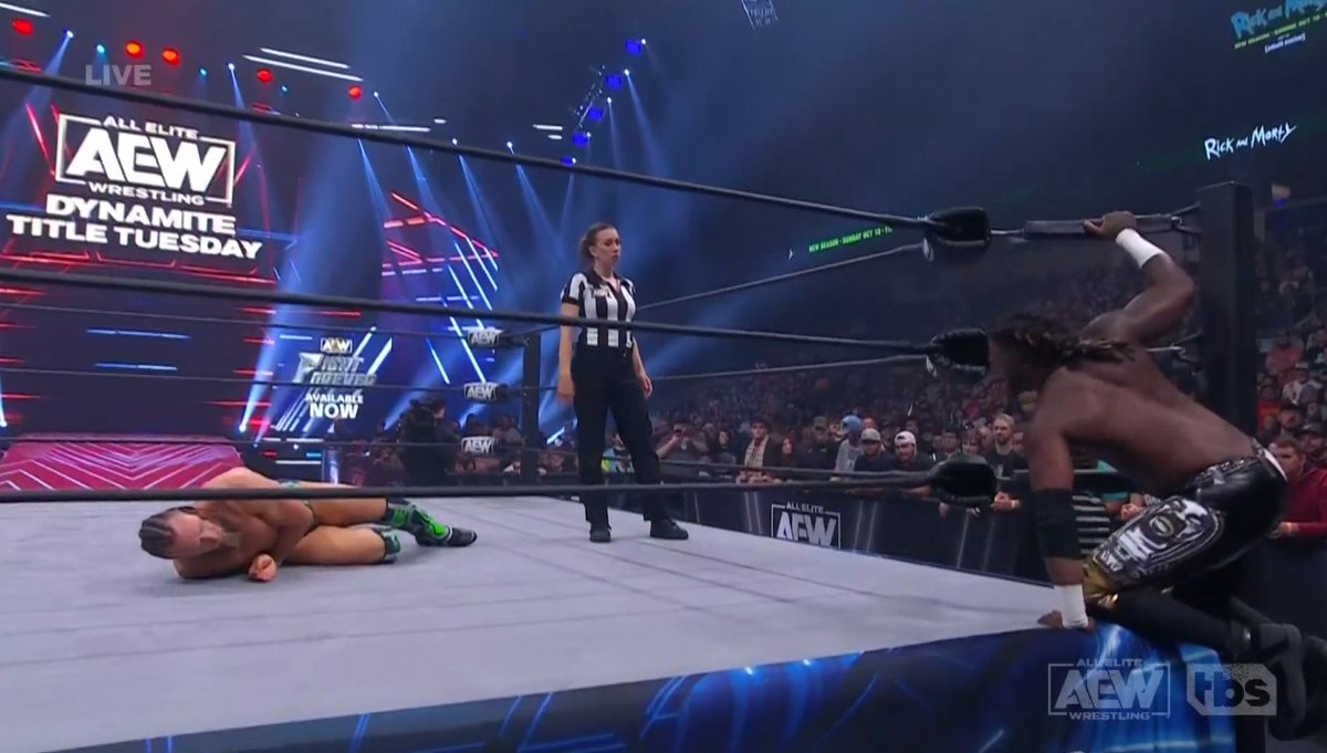 WrestlingNewsCo's tweet image. One thing AEW should think about improving is the lighting around the ring. The brightness on WWE shows makes the shows feel more alive.