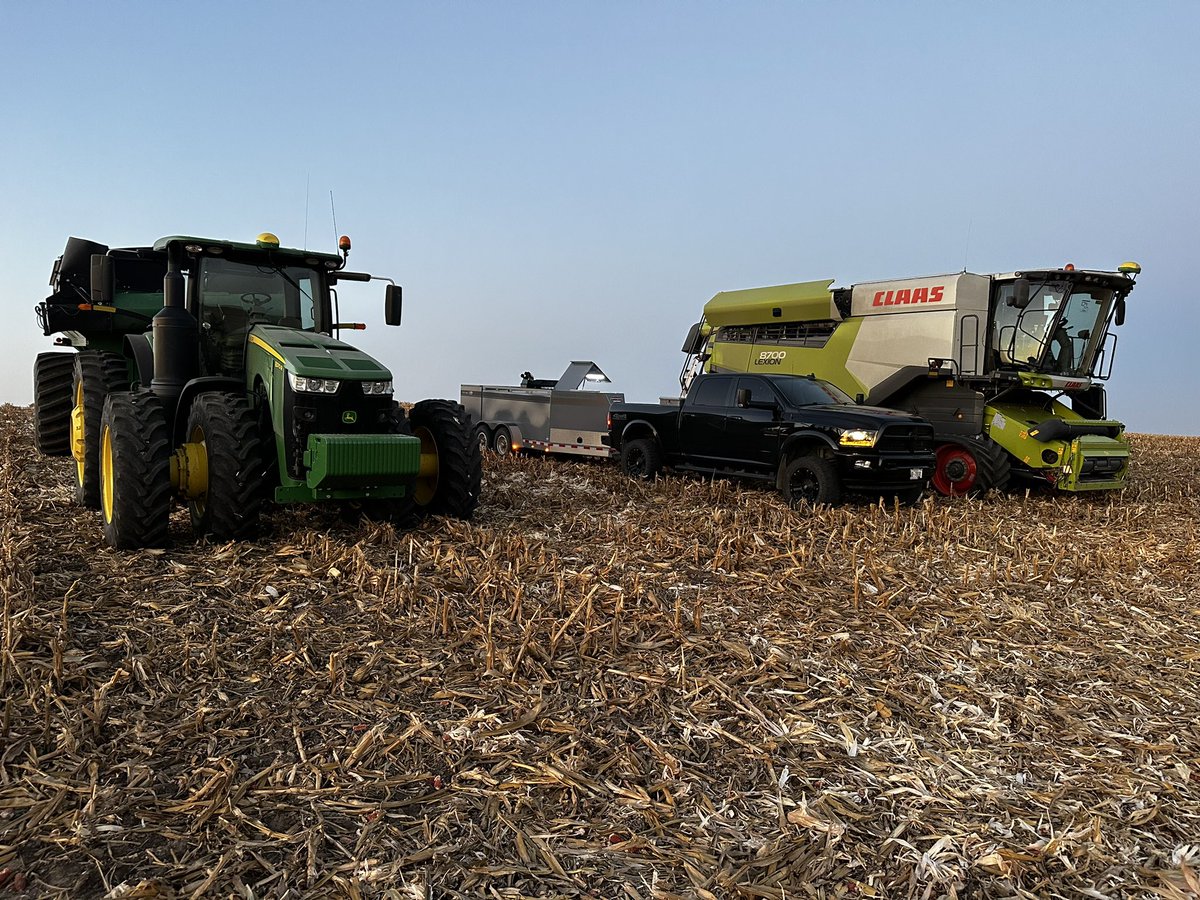 fassedrew's tweet photo. Gotta keep the work horses fed 🌽⛽️⛽️ @JohnDeere @CLAAS_America https://t.co/XBivhXW42O