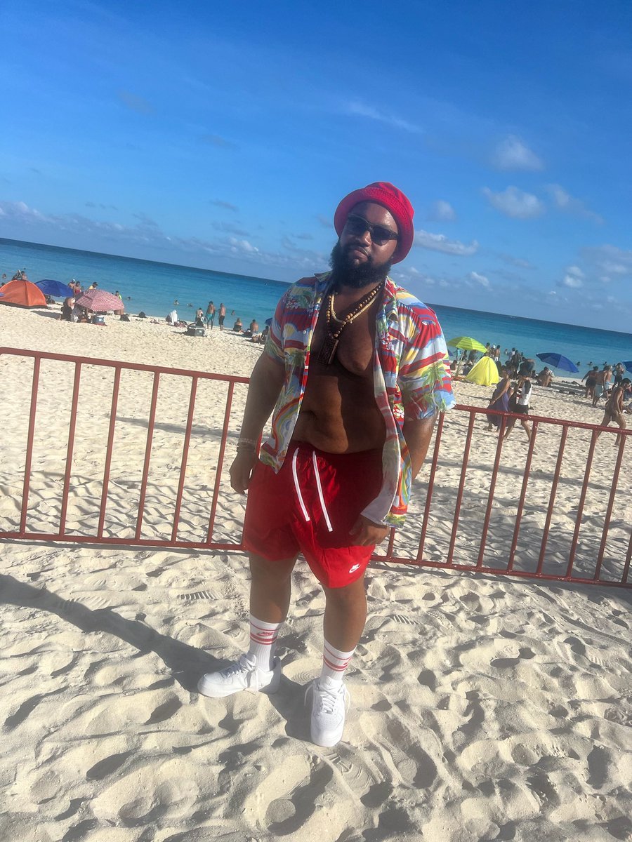 Young_EDgod's tweet photo. ☀️🧔🏾♂️ ain’t light skin no more I’m Ricky Tan now 🇲🇽🤪🛸🍾 a Time was had. #LiveAndEnjoy https://t.co/RzvC36Ytxf