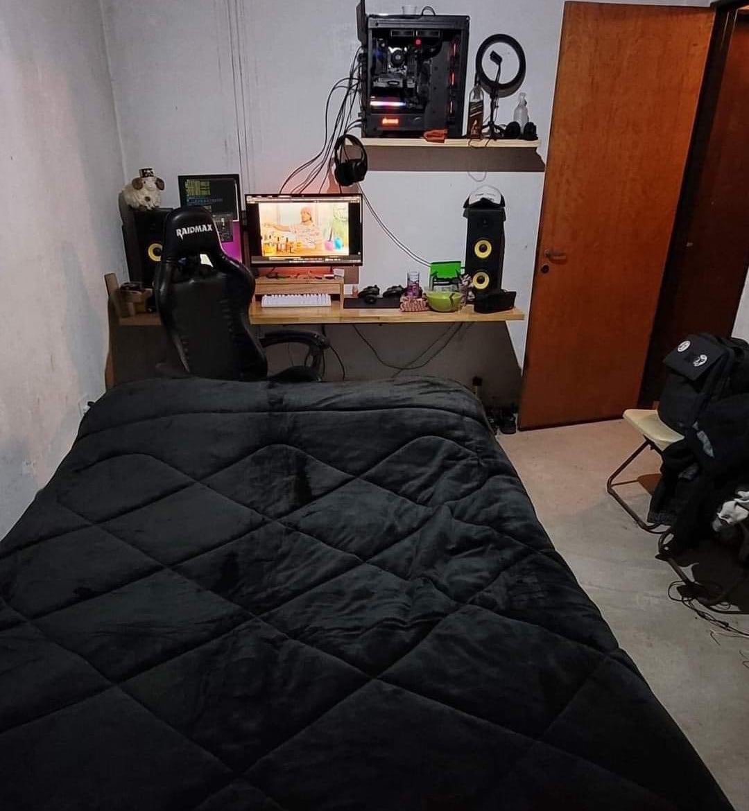 marianoindie's tweet image. Cuando llegas al cuarto del ligue de Grindr y vez su cuarto así, ya sabes que va a estar bien rica la cogida.