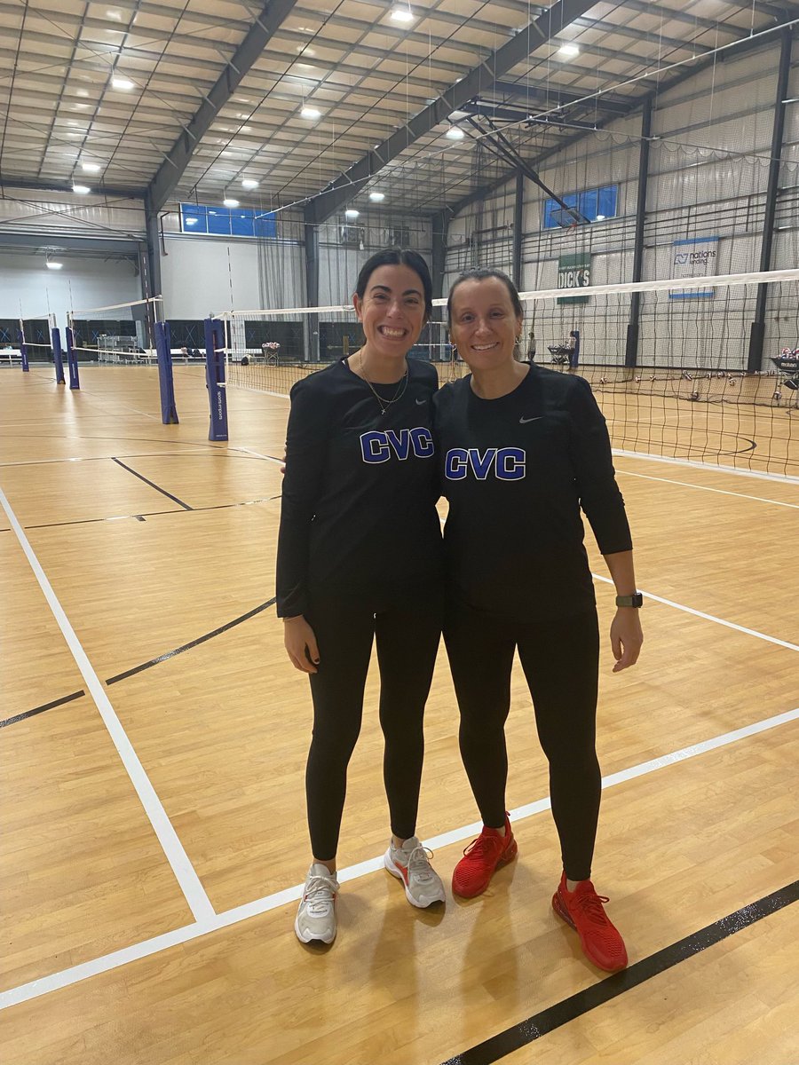 Tuesdays are for twinning 👯‍♀️ Coaches Annie and Beth rocked unplanned matching outfits at Sprouts tonight!

Don’t forget to check out the link in our bio to register for the final 2 sessions of fall skills camp, fall 10’s tryouts, and upcoming open gyms! We hope to see you there!