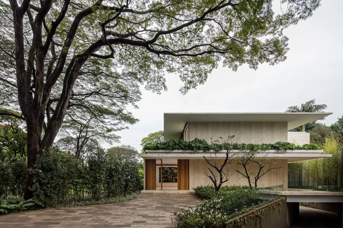 JE House, Brazil. Designed by Jacobsen Arquitetura. Photography by <a href="/leo_finotti/">Leonardo Finotti</a>.