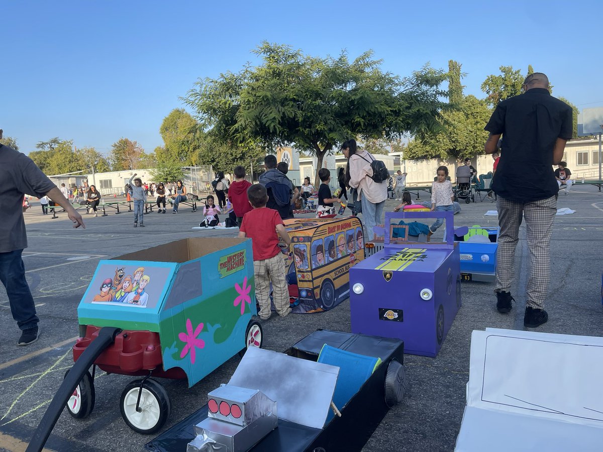Monlux_Elem's tweet photo. The cars are starting to pull in for our Drive-In Movie Night and In-N-Out dinner. @Monlux_Elem @LASchoolsNorth @MsDamonte https://t.co/F7aAHI46zU