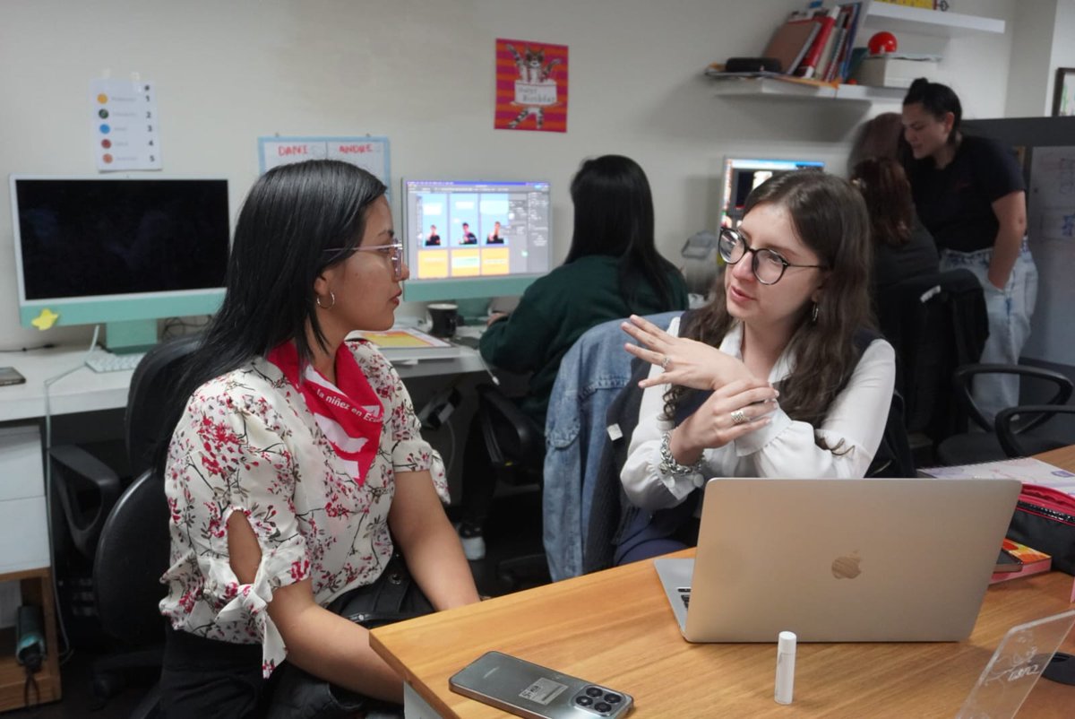 Plan_Ecuador's tweet photo. #TomadePoder | ⚡ Paula, Melanie y Carolina tomaron el poder del 👩🏽‍💻📲medio digital @gkecuador 📰. Las lideresas conocieron las instalaciones y tuvieron la oportunidad de conversar con todo el equipo de este importante medio. ¡✨Juntas y juntos promovemos #NiñasconIgualdad! https://t.co/oEirzz3eMD