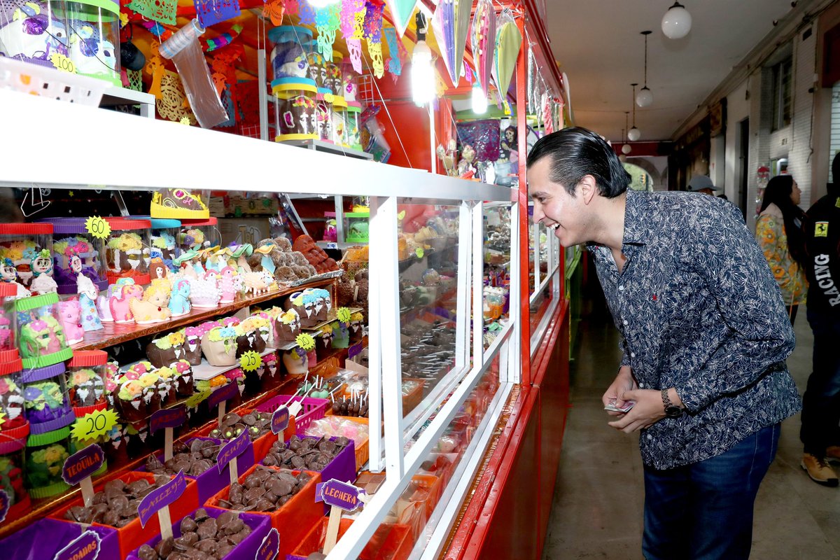 RayMartinezZen's tweet photo. El día de hoy visité los Portales para comprar dulces típicos de nuestra gran Feria Cultural Internacional #Alfeñique2023. 🍭🍫

Los invito a formar parte de las tradiciones de nuestra #TolucaLlenaDeVida. 👨‍👩‍👧‍👦 https://t.co/PQLAF0gq7V