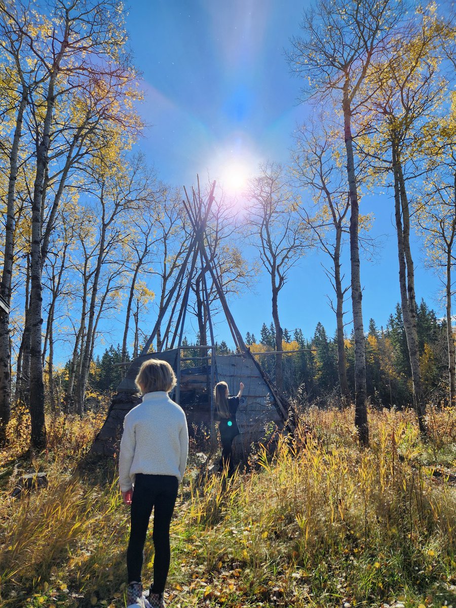 ReilkoffT's tweet photo. Grade 1 and 2 went to askiy-kamik this afternoon and the most heartwarming response as soon as she stepped off the bus, "I sure have missed this place."
#outdoorlearning
#mpscpssd
#ForestSchoolBlaineLake
#cultural #learningoutside
#connectiontoplace
#5senses https://t.co/VZAf1Of8WC