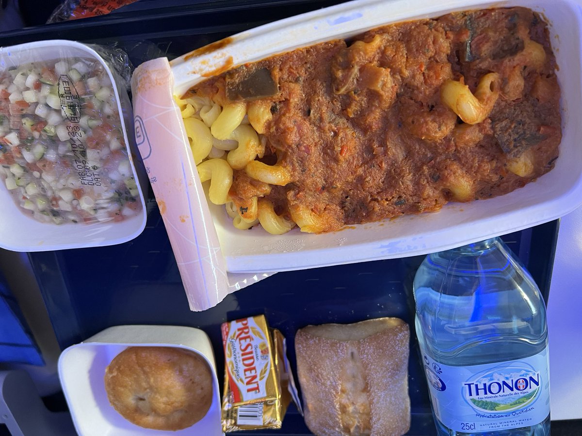JessicaJoyceA's tweet photo. 😅Moi: « Merci Mme, oupss il n’y a pas de viande ?»

👩🏽‍✈️L’hôtesse: « Non que des pâtes et de la sauce tomate… ah il y aussi de l’aubergine »

Merci @AirFranceFR pour ce menu élaboré… Vu le prix des billets d’avion c’est abusé😒 https://t.co/OllvUfqyDa