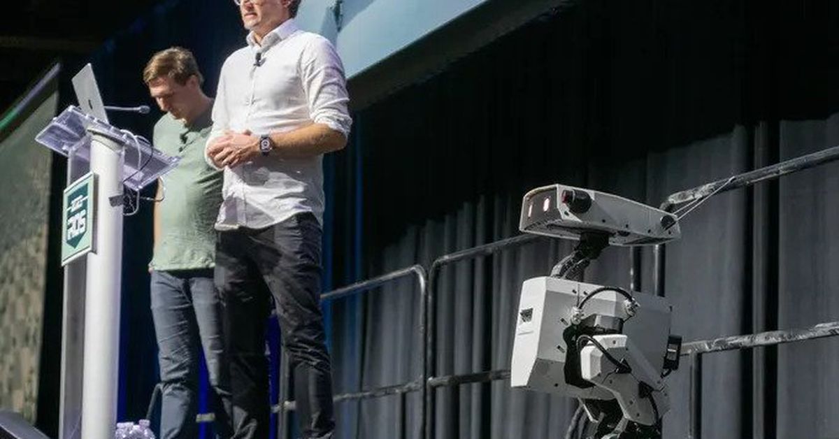 verge's tweet image. Disney Imagineering’s latest robot looks right out of Star Wars trib.al/8xa9Bnk