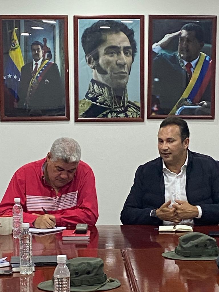 Junto a mi hermano ⁦<a href="/josemvasquez/">José Vásquez</a>⁩, gobernador del Guárico, nos reunimos hoy con las autoridades militares y de seguridad ciudadana, en función de coordinar los planes para enfrentar los grupos delincuenciales en el sur de Guárico y el norte del Apure ⁦<a href="/NicolasMaduro/">Nicolás Maduro</a>⁩