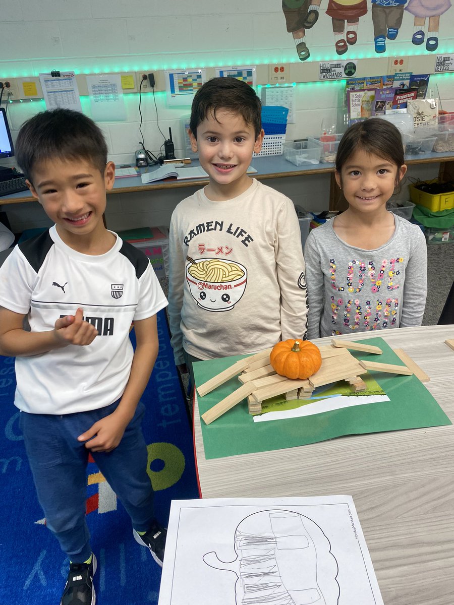 MrsGoldSTEAM's tweet photo. 1st graders were challenged to build a stable bridge that could hold the weight of a pumpkin! @bitsbyBoomer @RvilleProud #STEAMEducation https://t.co/1LVBfbjIJG
