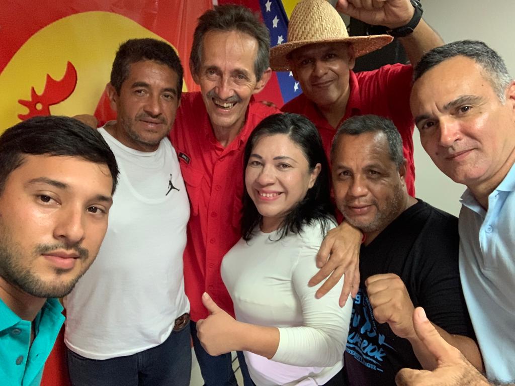 Desde el llano de #Venezuela el glorioso #PCV  está  cerrando filas.
#DeZurdaTeam
<a href="/OncaTvR/">ONCA TvR Irreverente</a> <a href="/adelso_car/">Adelso Carvajal</a> <a href="/LaBunkeB/">Thania la Merideñita</a> <a href="/PCV_Patriotico/">PARTIDO COMUNISTA DE VENEZUELA</a> 
#Palestine #Portuguesa <a href="/NicolasMaduro/">Nicolás Maduro</a> <a href="/PartidoPSUV/">PSUV</a> @Dongus21