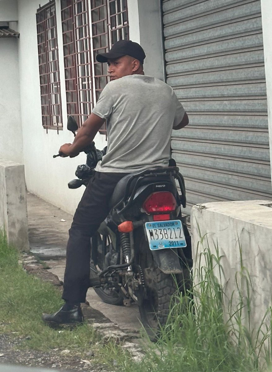 SivarNewsSV's tweet image. 🔴 DENUNCIA CIUDADANA: PANDILLERO ESPERA PARA COBRAR LA EXTORSIÓN A CAMIÓN DE LA COCA 

Se viraliza fotografía de un supuesto marero, esperando el camión de la Coca-Cola para cobrar la extorsión. 

“Esto sucedió, hoy a las 11 de la mañana, en sector de La Arenera, por la fábrica…