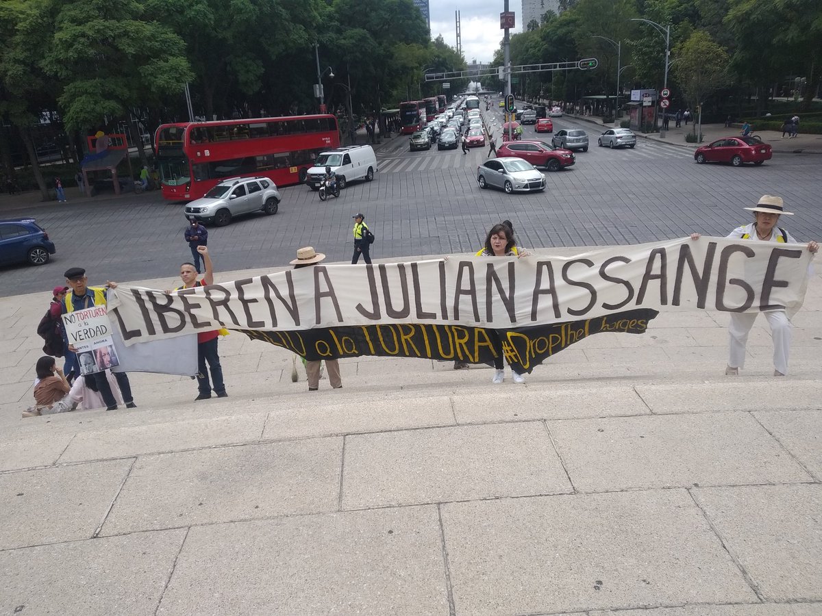 Assange_libre's tweet photo. @JA_Defence @Plucille54 @GabrielShipton @Stella_Assange @DEAcampaign @action_4assange @DNVFreeJA @Aus4Assange @AssangeHome @BelgraveRaine @FreeAssangeWave @AssangeBoston @ThePeoplesHubUK @AssangeNY @CredicoRandy @AssangeSydney @FreeAssange_eu @alimay101234 @moniquejolie @rodriguezmonos @jaretos @LaFleurDelSur @resistendotodo @Germany4Assange @GongSteve @EfPress @Assange_Italia On our way to US Embassy
#OnlyOneDecisionNoExtradition
@JA_Defence https://t.co/l4RLKumLjM