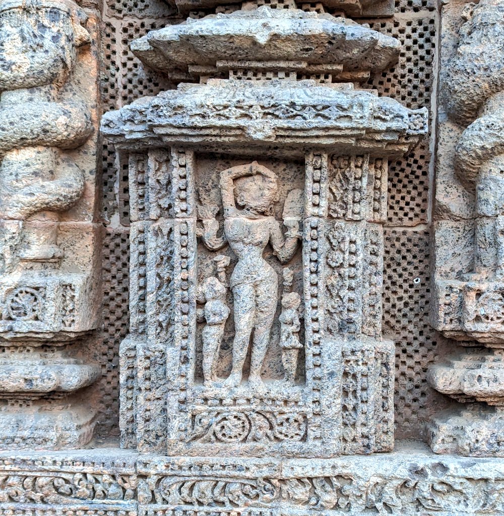 hormndoc's tweet image. On #bindi and #tilak day (who invented this?) a demonstration on the correct way to apply bindi or pottu from #konark (pic mine)