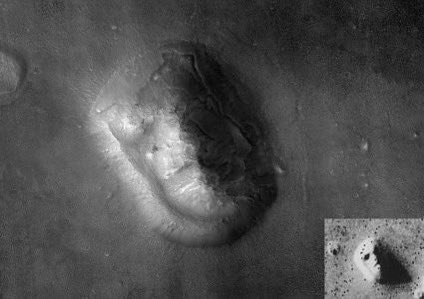 dlucks's tweet image. So THIS just happened! Everybody knows about the face on Mars right? 👽

Um…notice anything interesting in the background of my latest image???😱

1) stock image of Face on Mars
2) 👀 zoom in and look at that thing! 😁

#AIart #cydonia #AIArtistCommunity