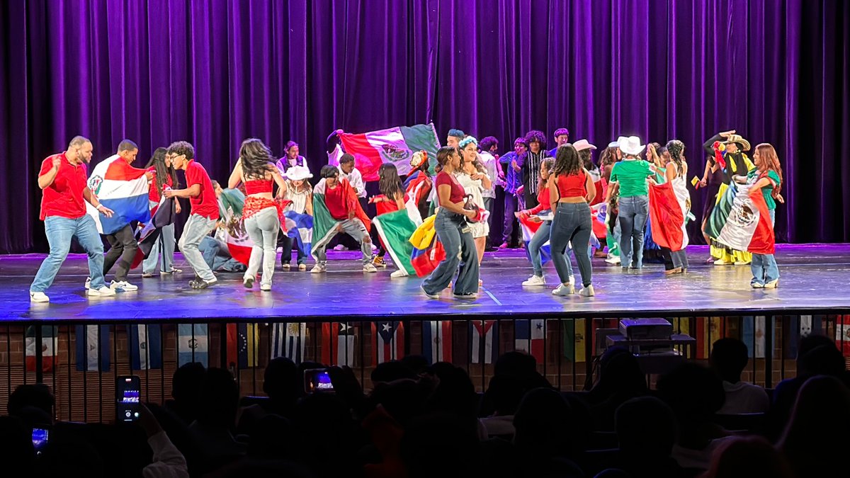 Feliz mes de la Herencia Hispana FHS. 
Orgulloso de todos ustedes.
🇲🇽🇵🇷🇧🇷🇦🇷🇬🇹🇭🇳🇸🇻🇪🇸🇵🇪🇬🇳🇵🇾🇻🇪🇬🇶🇨🇺🇨🇴🇩🇴 🇨🇱
💙💛 😎🥳🤗
<a href="/FHS_FTPSchools/">Dr. Nicholas Solomon</a> <a href="/FTPSchools/">FTPSchools</a>