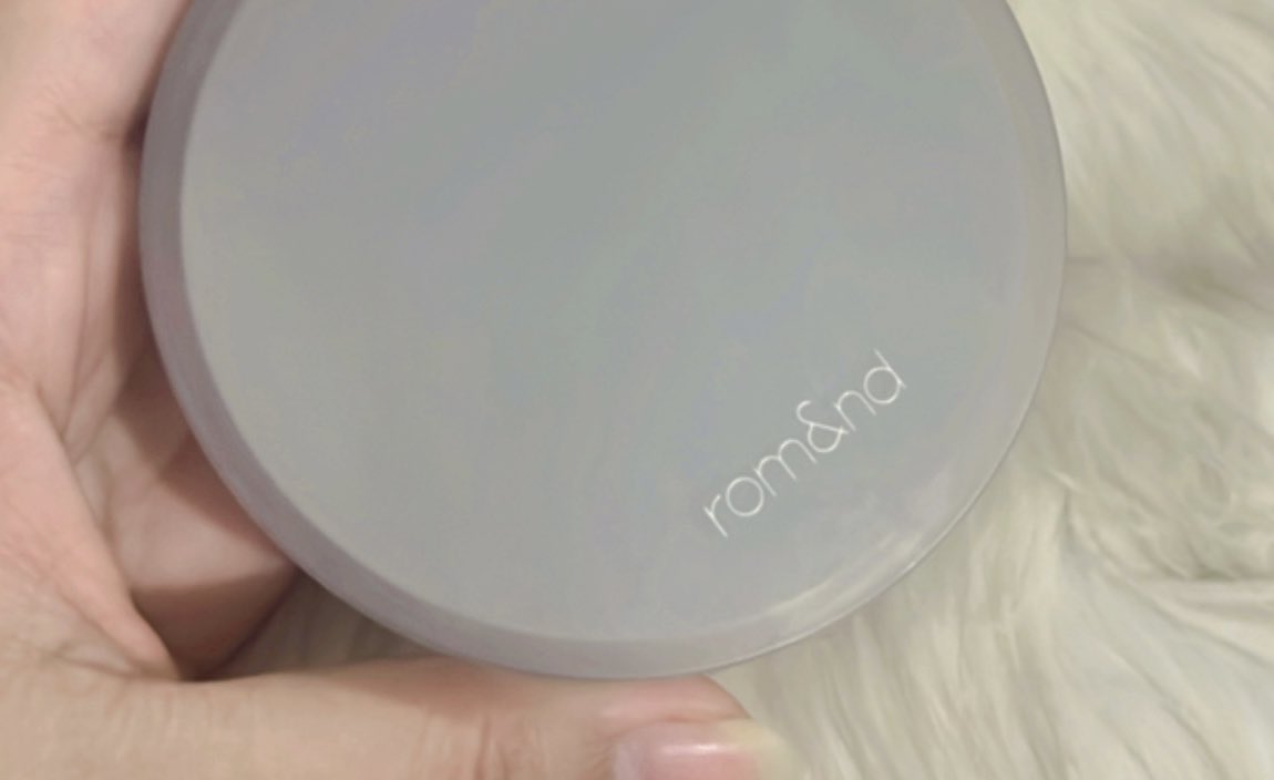 bermula karena packaging yg bagus agak berat gt, ternyata yaa so so aja, medium cover jd bs nutupin redness, sangat ringan kyk gak pake apa2.. semi matte finish, gak tahan minyak jg di oily skin so it does look shiny as time goes on