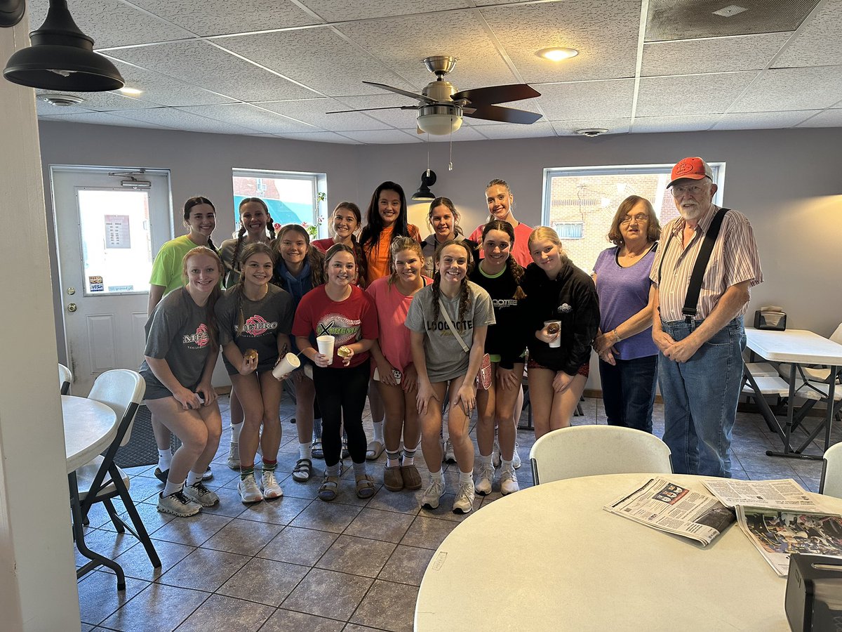 LoogooteeVball's tweet image. Twin With Your Pepper Partner Practice!! 👯‍♀️ 

Thank you Larry &amp;amp; Linda Goldman for dinner at Pizza Junction, as well as Julie Diamond for dessert!! 😋 #SectionalWeek