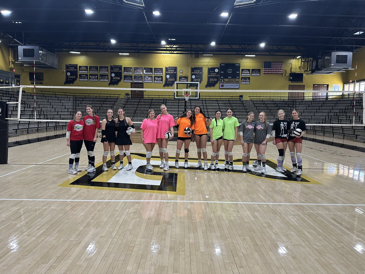 LoogooteeVball's tweet image. Twin With Your Pepper Partner Practice!! 👯‍♀️ 

Thank you Larry &amp;amp; Linda Goldman for dinner at Pizza Junction, as well as Julie Diamond for dessert!! 😋 #SectionalWeek