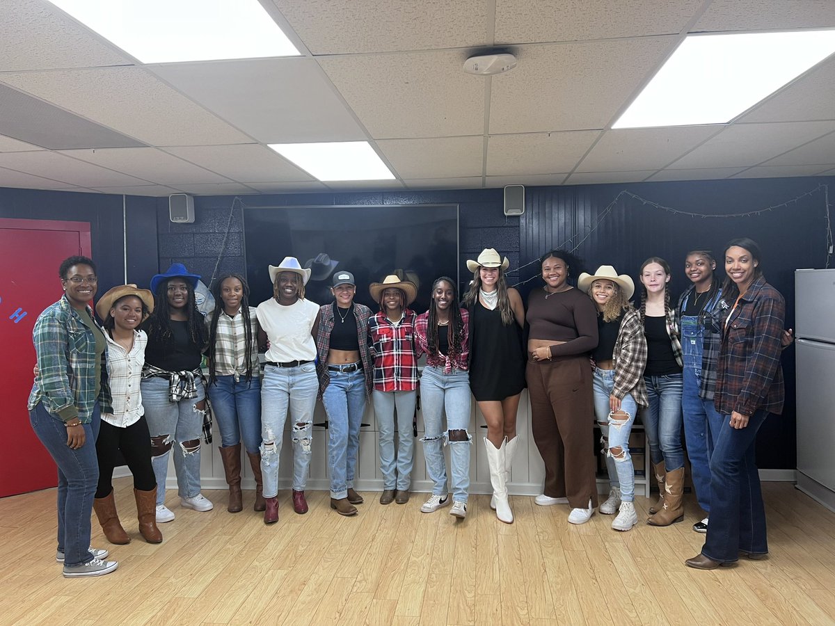 OHS_LadyPatsBB's tweet photo. It’s HOMECOMING WEEK and we’ve got SPIRIT!! Celebrities ✨ were spotted 🤩in Cali on Monday and a Tuesday well spent on the ranch in Texas! 🤠👢 https://t.co/rHZkfNvJUc