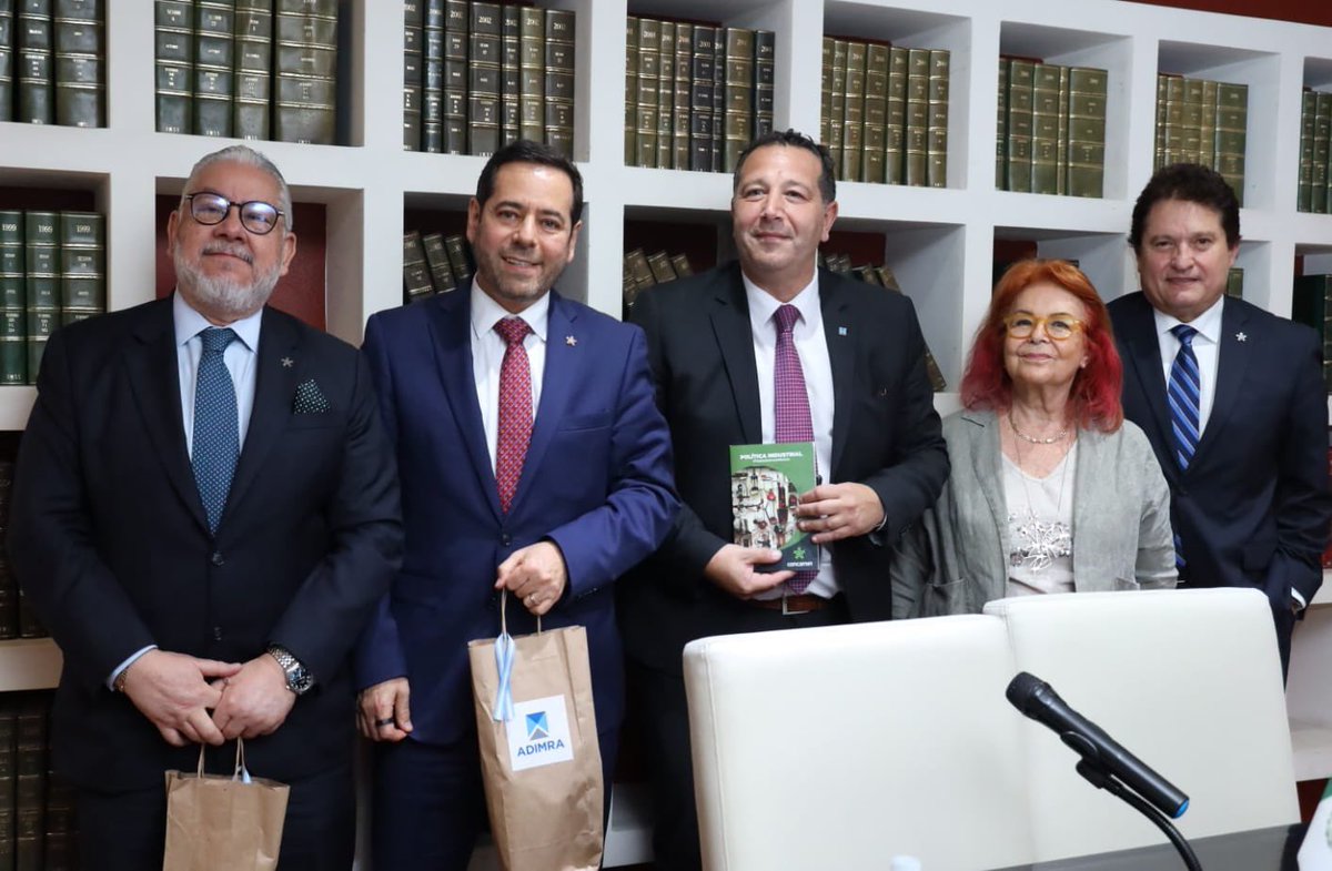 CONCAMIN's tweet photo. Agradecemos al presidente y secretaria general de @RedADIMRA, Elio del Re y Nora Reznik, @NoraReznik, su apertura al diálogo, así como para recibir por parte de nuestro presidente José Abugaber, @abugaberjose, el documento de #PolíticaIndustrial que elaboramos en la Confederación. 
Trabajemos juntos en favor de la industria de nuestros países 🇲🇽 🇦🇷