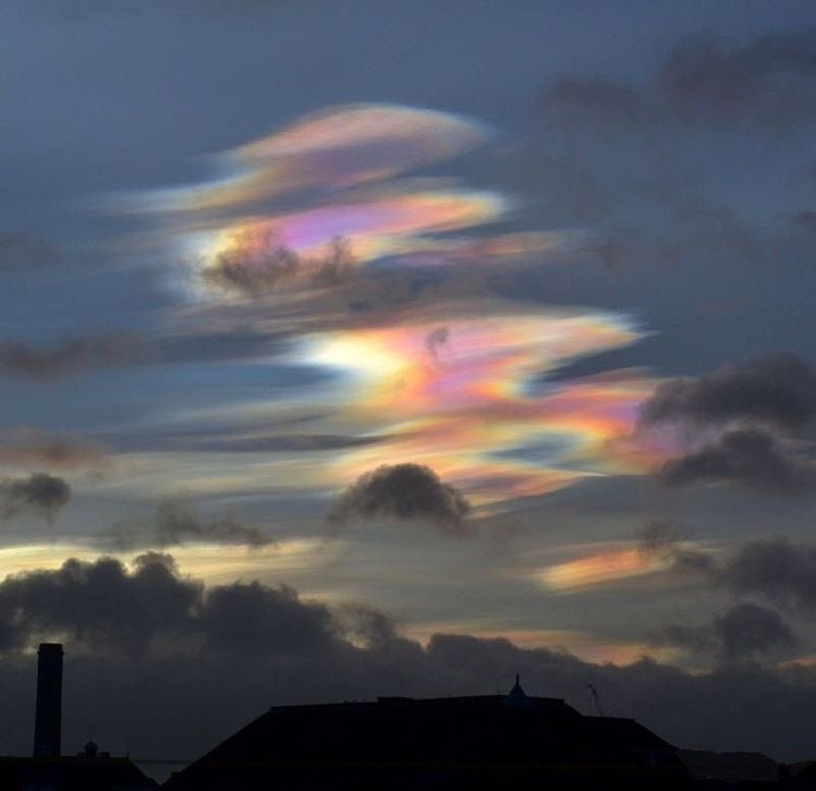 SvddenRezzbian's tweet image. just found out about polar stratospheric clouds why did no one tell me that earth makes IRIDESCENT CLOUDS