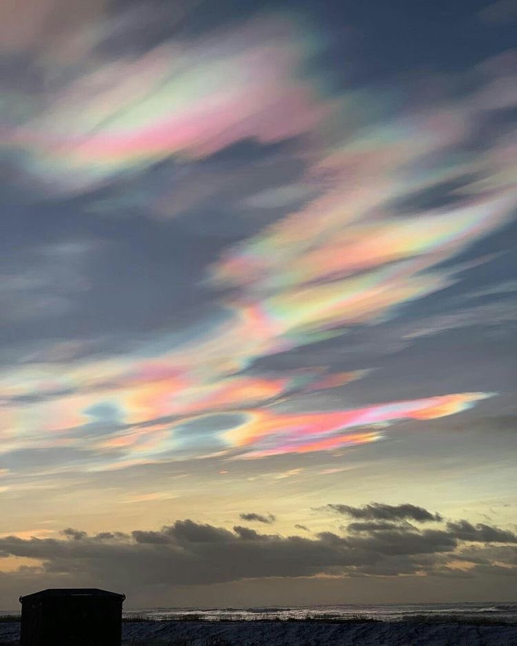 SvddenRezzbian's tweet image. just found out about polar stratospheric clouds why did no one tell me that earth makes IRIDESCENT CLOUDS